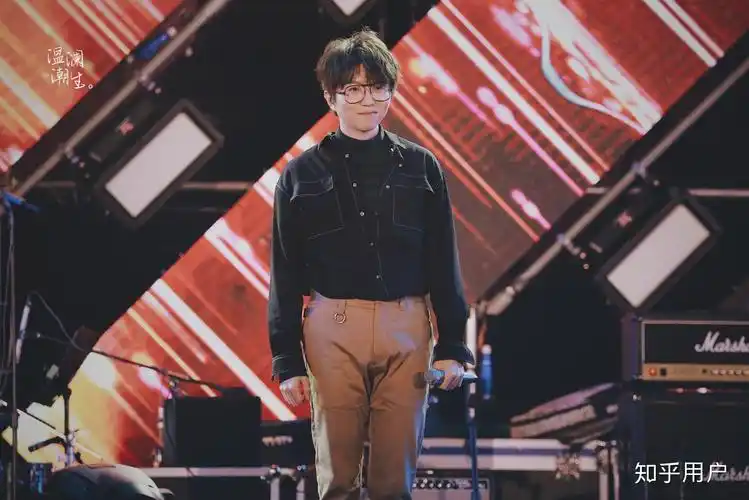 有没有关于毛不易的好看图片或表情包壁纸也行