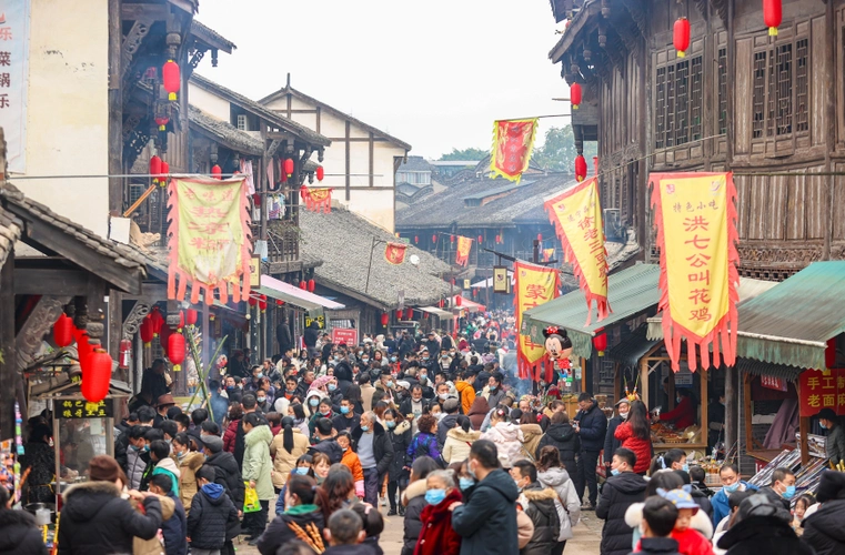 大年初一的龙凤古镇人气旺年味浓