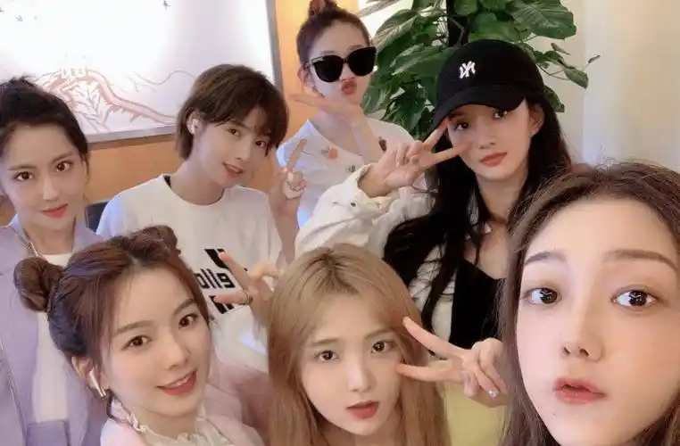 原创硬糖少女担任炙热的我们评审想到参赛选手这恐怕不合适