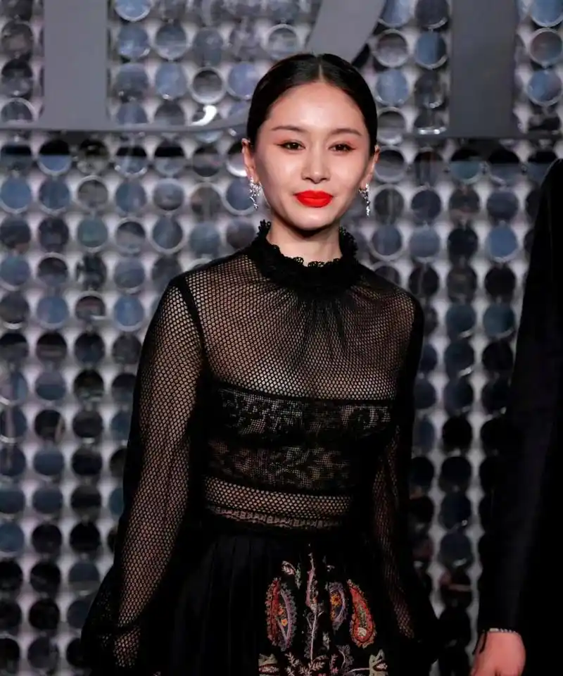 王子文身材圆润,上身透明黑丝真性感,下身民族风裙子别有风情.