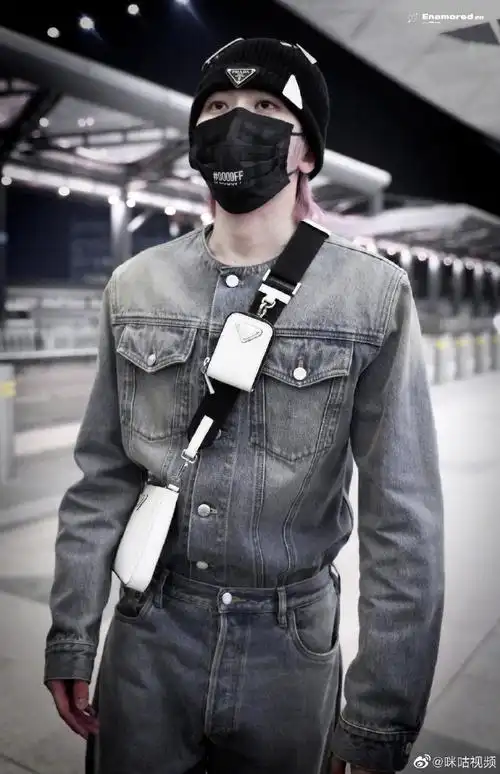 蔡徐坤米兰时装周出发粉发造型#蔡徐坤出发米兰时装周机场街拍,疑身