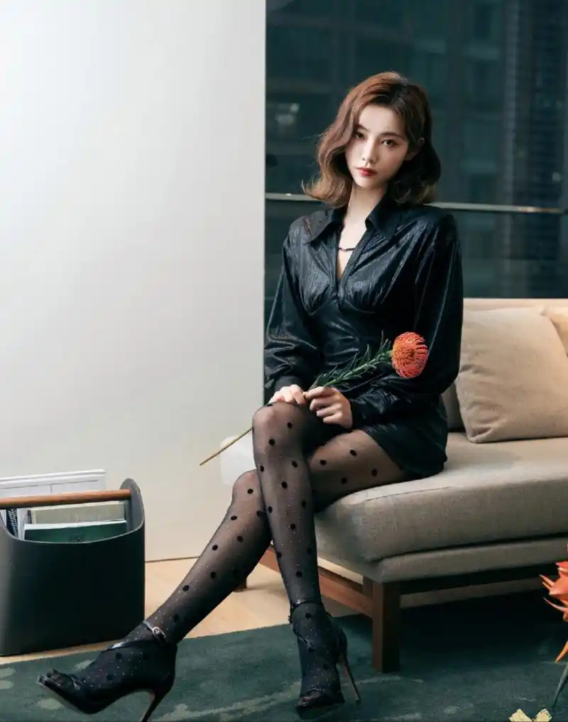 许佳琪黑丝美腿写真,这腿型太顶了,满满的诱惑,太招人喜欢了!