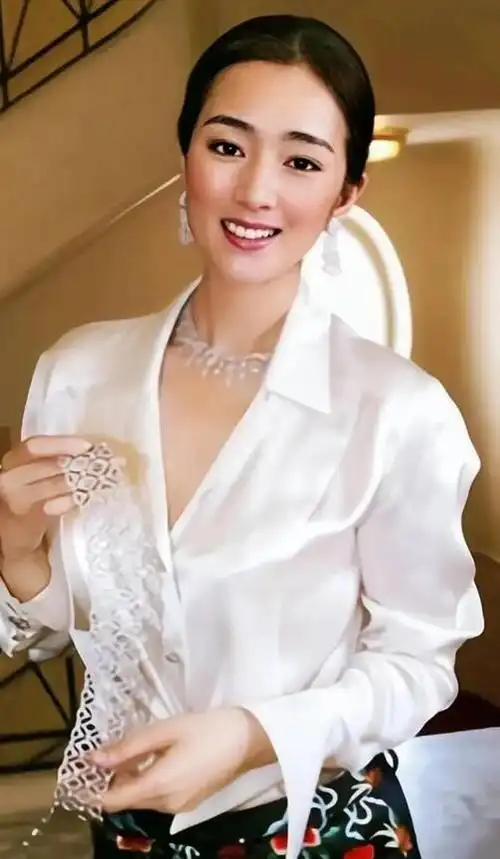 事实证明,陪法国总统访华的巩俐,走上了另一条"道路"!