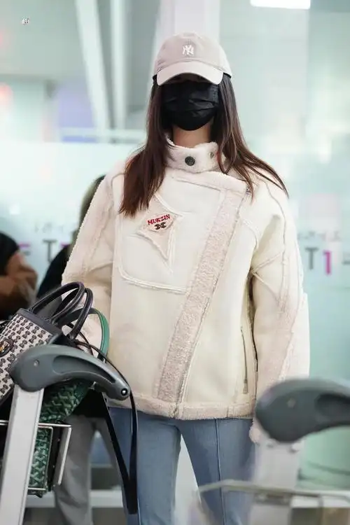 张艺凡今日机场饭拍96 白色棒球帽 白色棉服 蓝色牛仔裤……|张艺凡