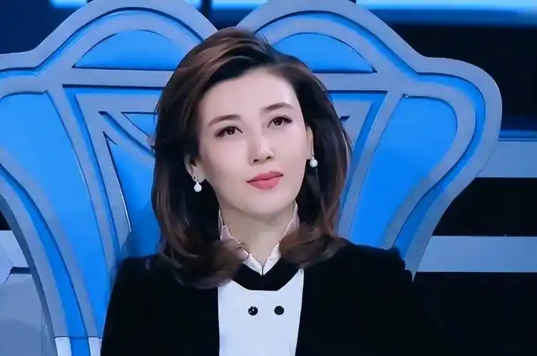 回顾主持人李红山村姑娘打拼进央视没嫁富二代老公疑是老师