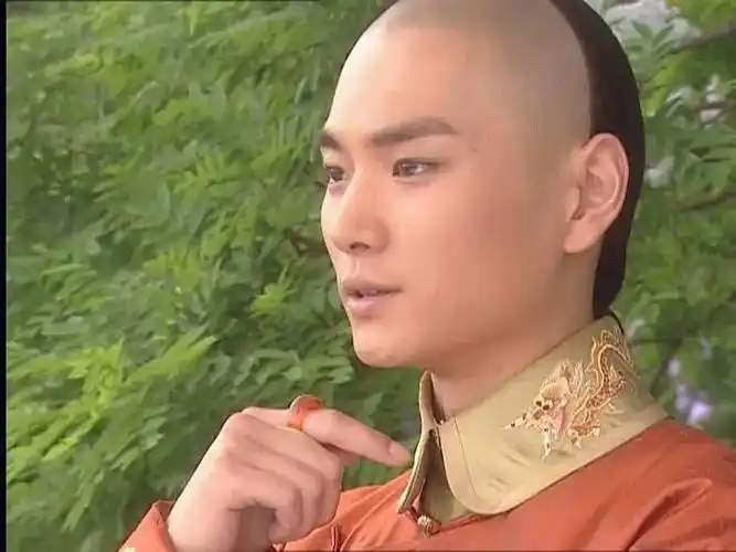 出身,身段很好,打戏的飞腿,舞剑都很利落,云潇潇和耶律齐有空中一字马