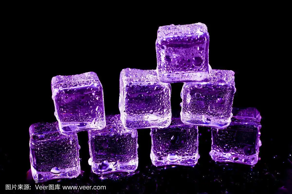 黑色桌子上放着紫色的冰块.