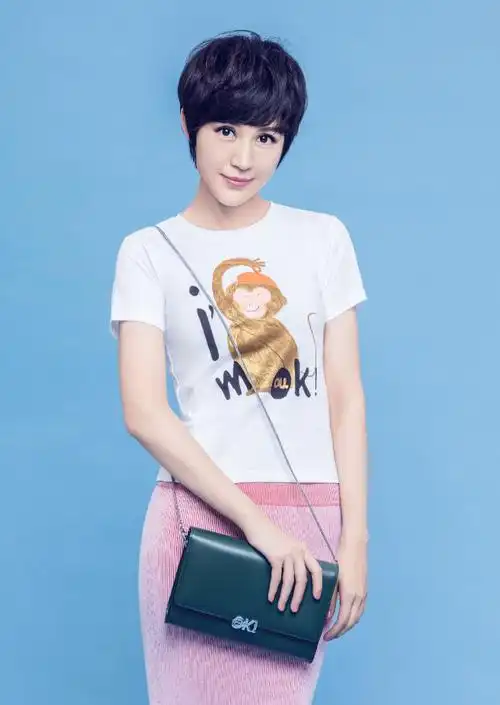 她误打误撞进入娱乐圈,嫁给一代男神为爱隐退,41岁气质超赞!