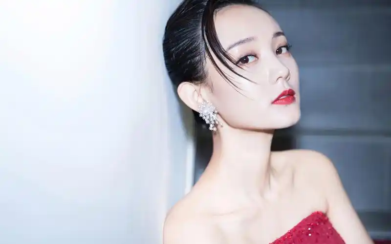 李一桐裹胸长裙性感图片壁纸