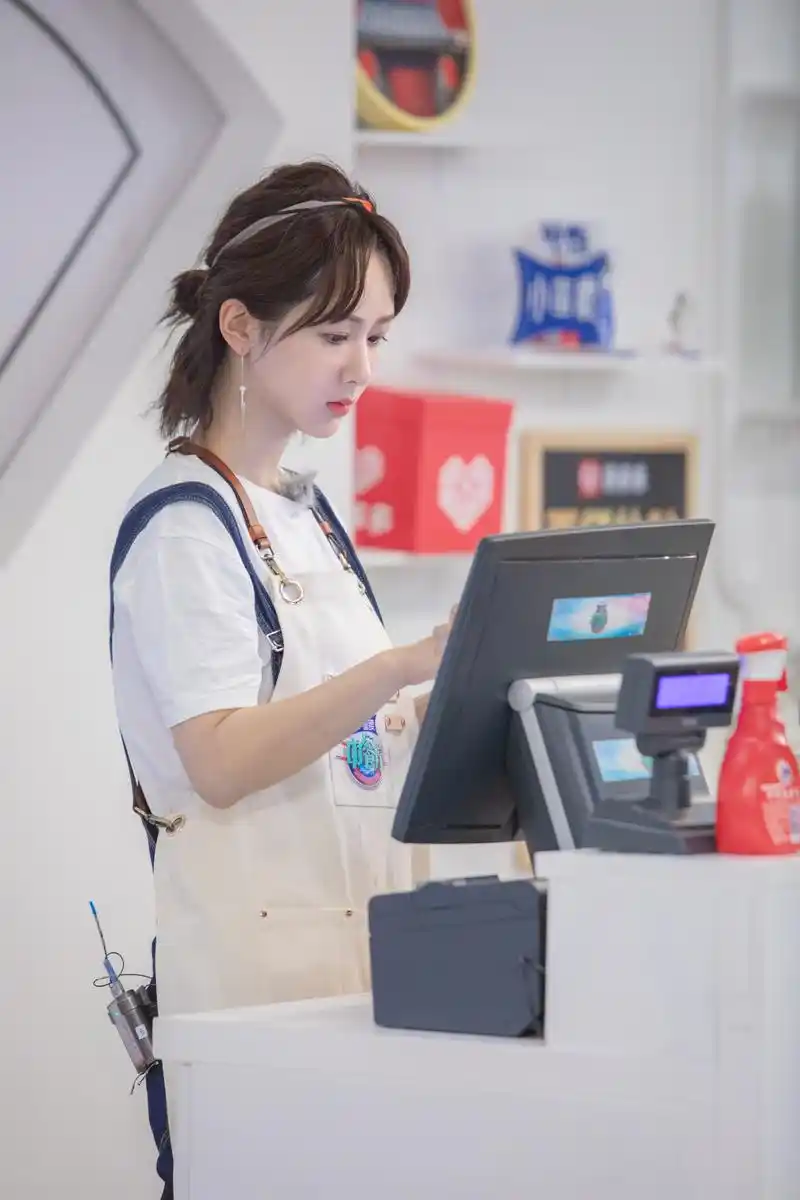 今晚也是美猴紫,杨紫在《中餐厅》里的低马尾搭配俏皮可爱又十分减龄