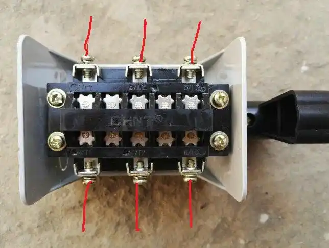 展开全部 下图红色表示三相电火线 向左转  向右转