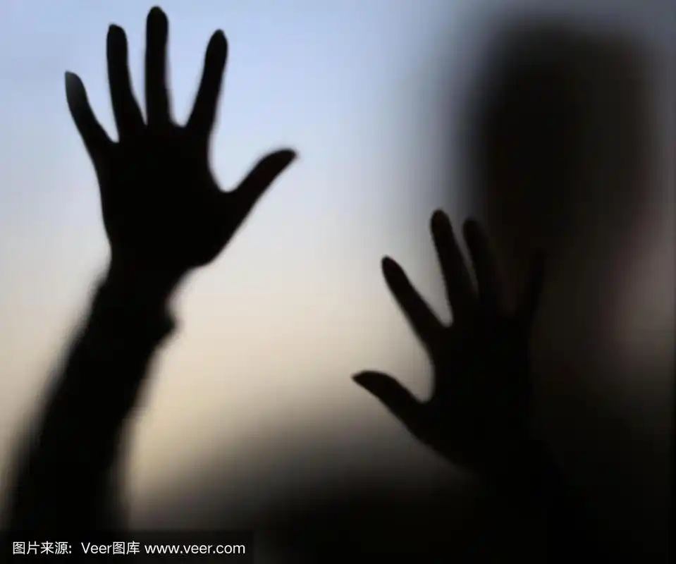 透过磨砂玻璃的女人的模糊剪影.软的焦点.