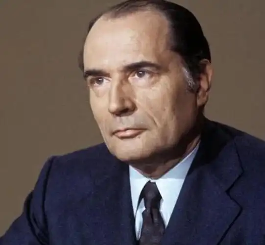 法国52岁百亿富翁传媒大亨,自曝17岁辍学当间谍,窃听过总统手机