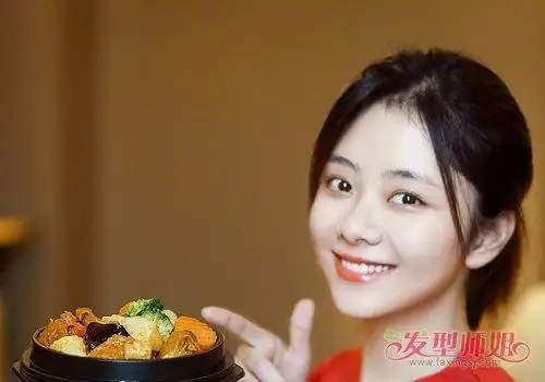 女生偏分长 刘海马尾辫发型
