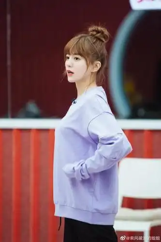 组图:阿兰丸子头齐刘海甜美可爱 穿紫色运动衣青春活力满满