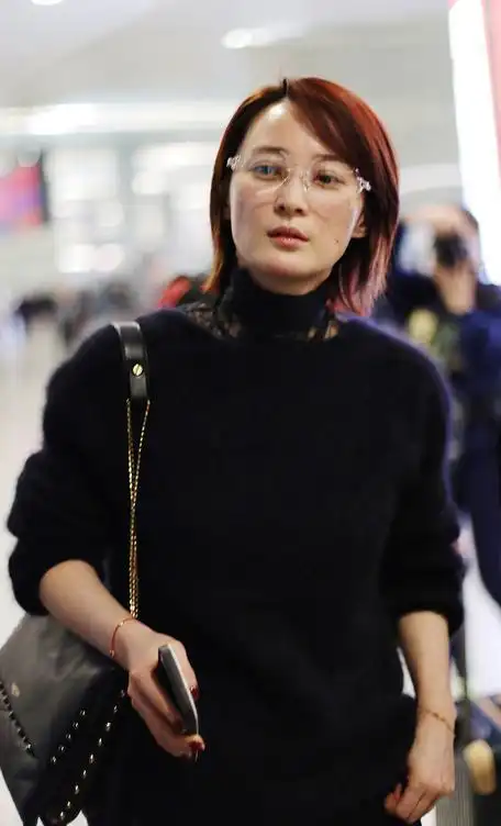 45岁蒋勤勤素颜真抗打,即使穿烂大街的一身黑,也美得很优雅_黑色