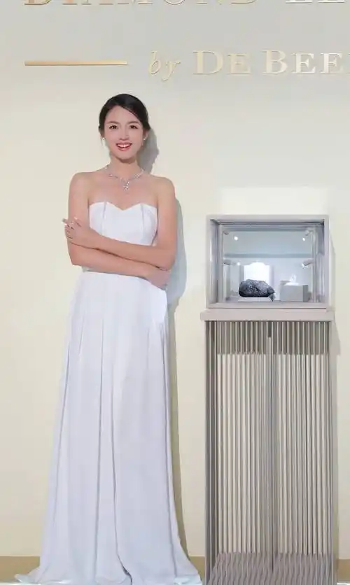 原创她是世界小姐张梓琳穿3万4的西装套装拍写真总裁范十足