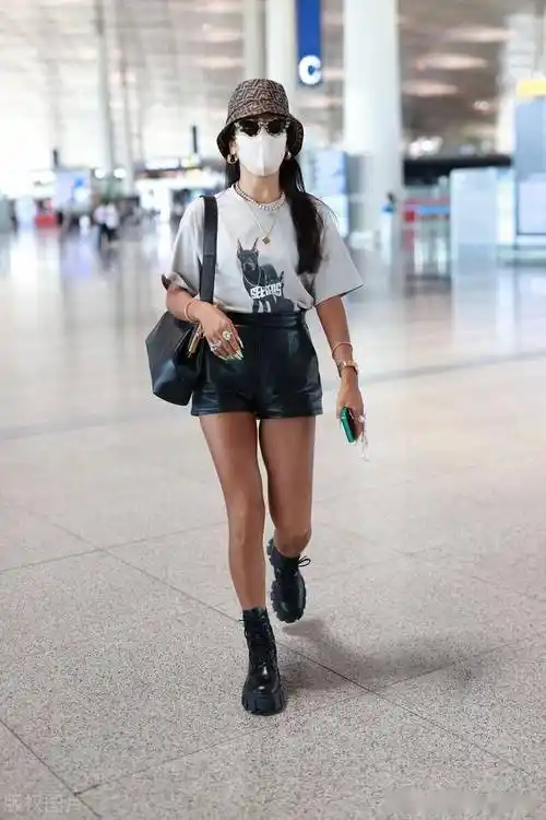 街拍:吉克隽逸短袖印花t恤 皮质短裤 黑色短靴摇滚个性_机场_北京