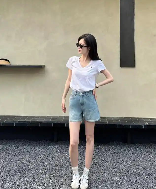 夏天穿牛仔裤,配这3双鞋更时髦!