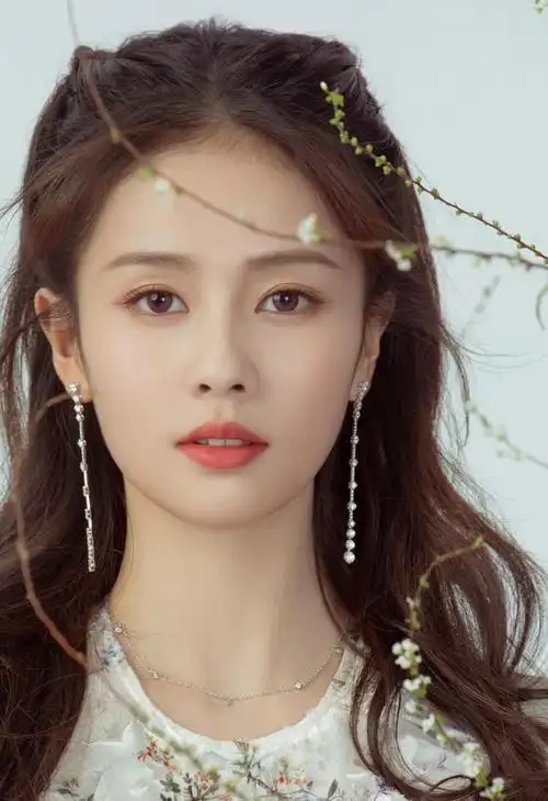 刘诗诗和白鹿侧颜照片,傻傻分不清楚,她们相似度究竟有多高呢|女明星