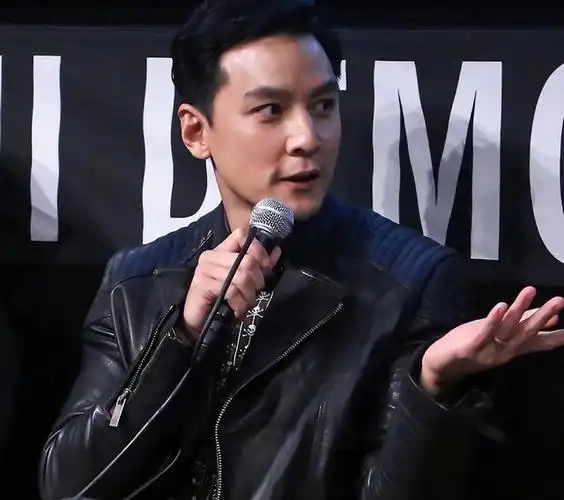 吴彦祖新照曝光,神似谢贤引发热议,新发型更显魅力