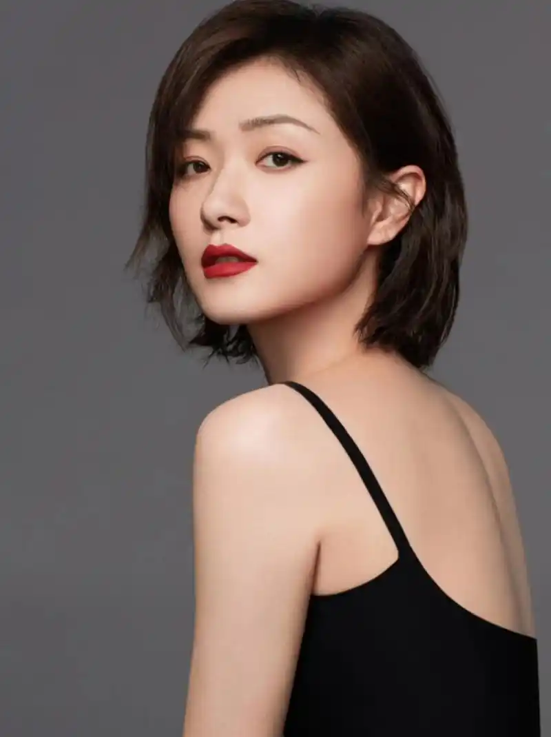 万茜写真集  万茜的美,独具韵味,令人回味无穷.