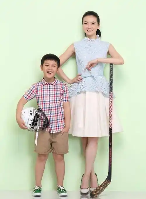 原创千亿阔太王艳晒自拍45岁穿碎花裙清纯无敌比20年前晴儿更看嫩