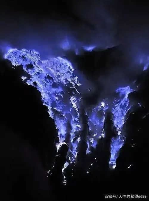 印尼伊真,松绿火山湖如仙境般美丽,流动的硫磺点燃地狱之火