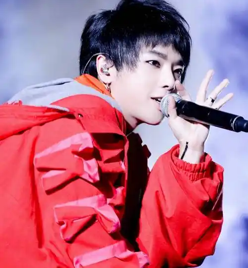 华晨宇的前女友长相一脸清纯,正脸气质格外突出,在当初没有任何美颜的