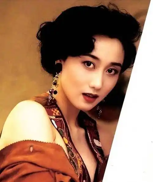 62岁利智近照曝光,外貌变化大引发热议,网友直言别拿赵雅芝比较