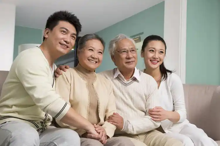 东方人,老年人,四个人,家庭,夫妻,客厅,坐,握手,笑,微笑,露齿笑,横图