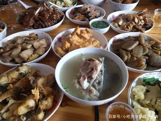过春节,年年过年都是丰衣足食,餐桌上摆满色香味俱全的家乡美食