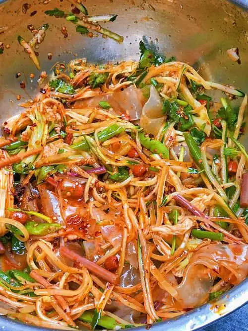 凉拌菜小摊据说小摊阿姨已经在这里摆摊了十几年每一个来购买的客户