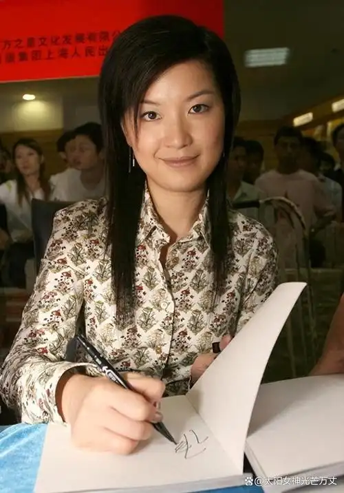 她曾是东方卫视一姐,嫁海归老公生下龙凤胎,如今46岁却跌下神坛