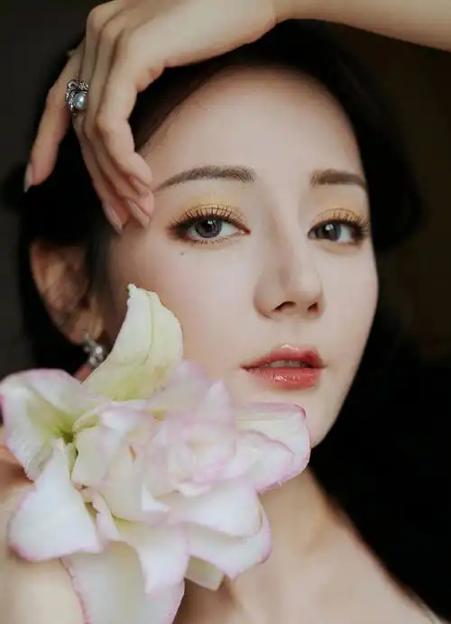 女星迪丽热巴,,美得就像一朵鲜花,让人心动不已