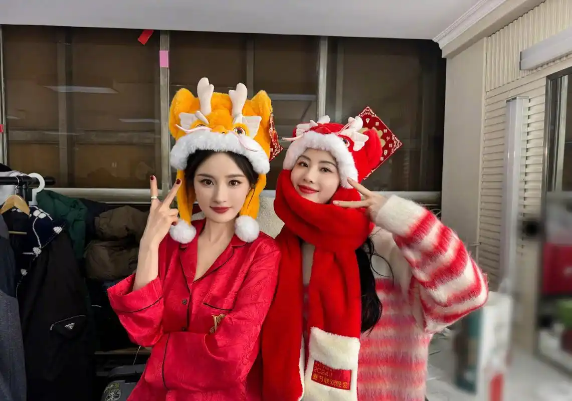 刘诗诗 杨幂 关晓彤三美合影,头戴小龙帽,太可爱了!