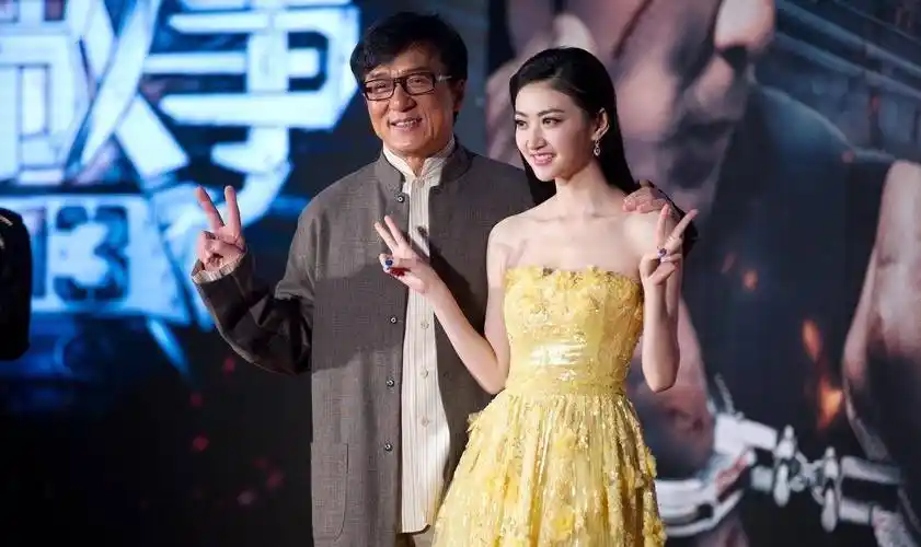 13年,景甜又搭档甄子丹出演《特殊身份》.