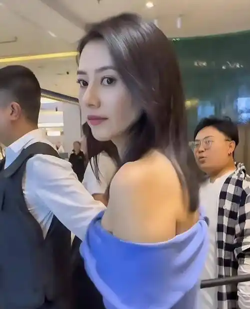 高圆圆回眸的一瞬间太美了,蓝色单肩连衣裙端庄的美让人很震撼 67