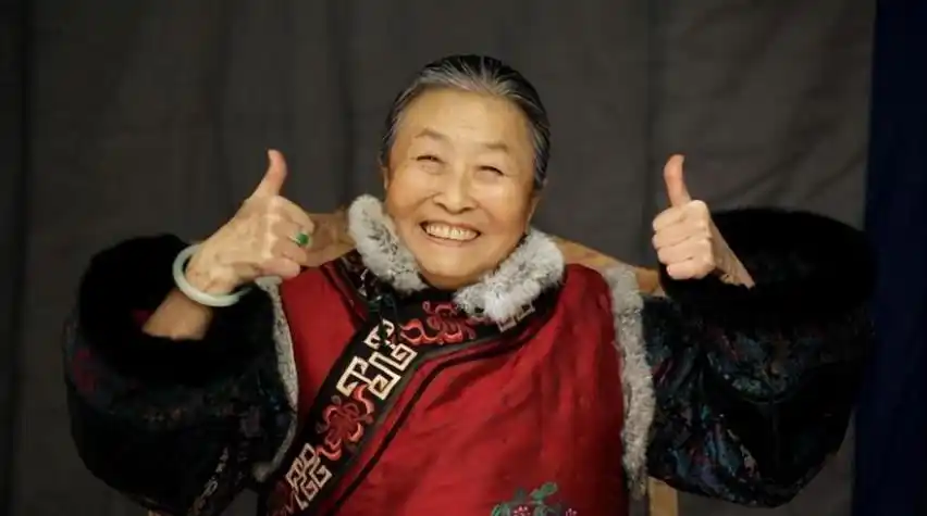 回顾丑娘张少华为子还房贷坐轮椅拍戏住院无人照顾人生如戏