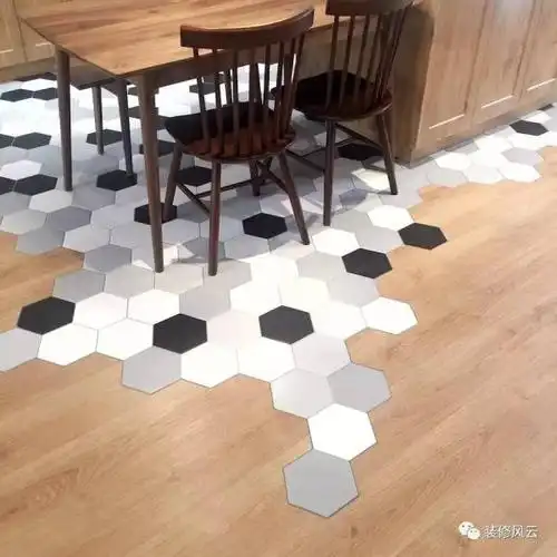 地板「碰瓷」,搞定客厅和开放式厨房地砖衔接