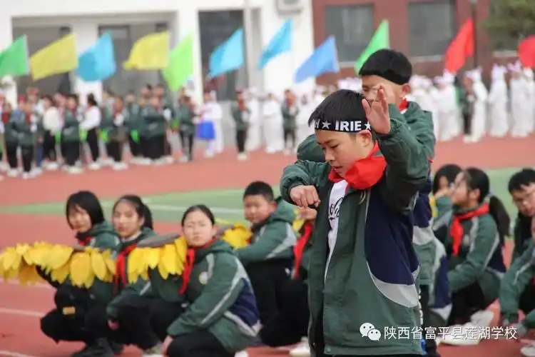 开心的跳,幸福的笑