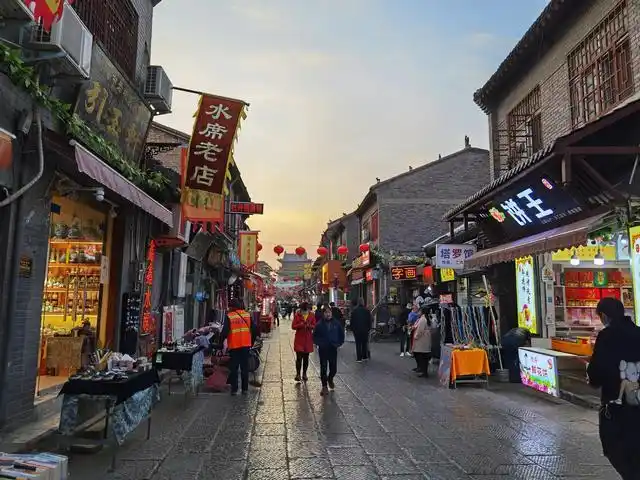 今日见闻洛阳老城西大街风情,古都民俗商业氛围浓厚,令人难忘