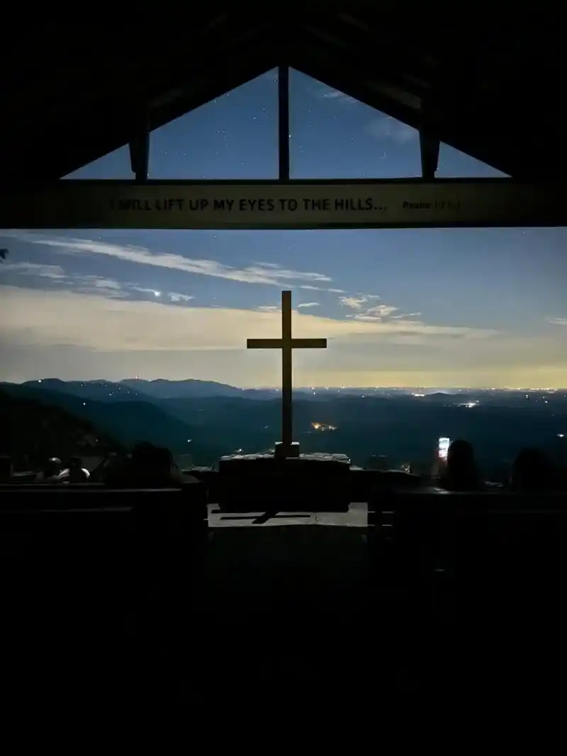美国小众景点,最美的山顶教堂 『没有墙壁的山顶教堂,以日出群山做