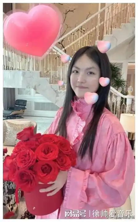 李湘携女儿王诗龄给大家拜年了母女俩看上去满满的荣华富贵感