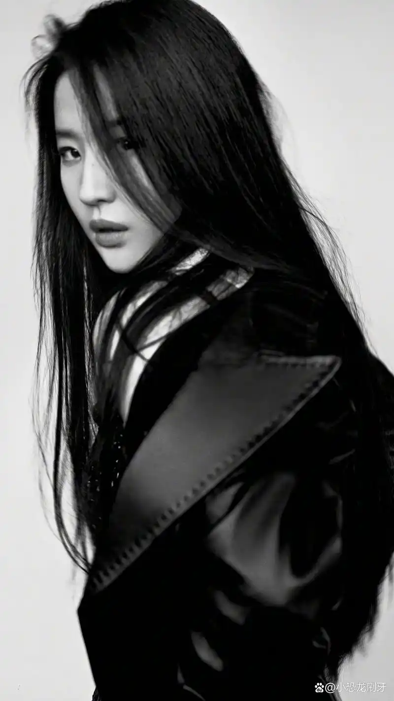 刘亦菲最新大片曝光,香肩微露气质高冷,曲线窈窕长腿吸睛