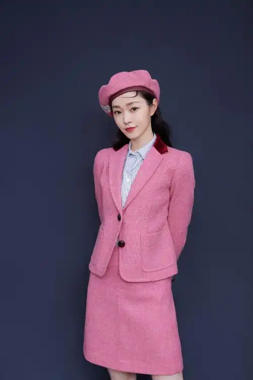 宋轶粉色西装亮相活动 新剧演绎成都烟火气