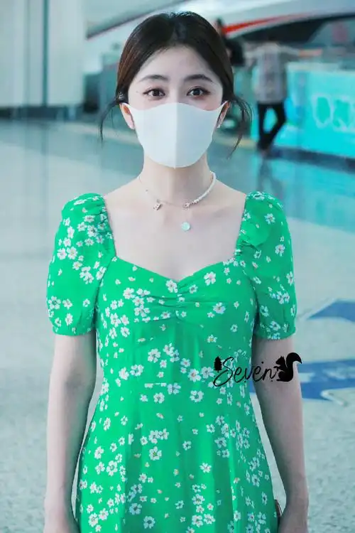 颐莲品牌喷雾代言人谭松韵##在济南偶遇谭松韵