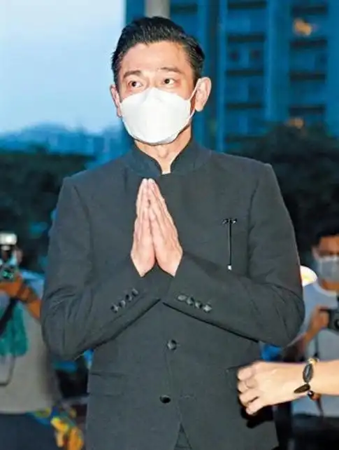 当得悉好友离世时,华仔深感难过,昨日他抵达教堂时双手合十,神情哀伤