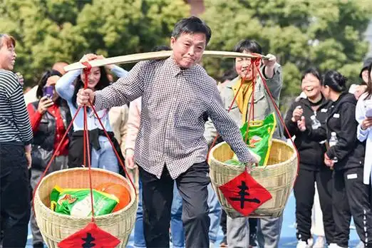 挑扁担也能成为比赛项目 趣味运动会让群众动起来_澎湃号·媒体_澎湃