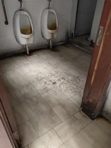 车间卫生间的卫生状况太脏了!